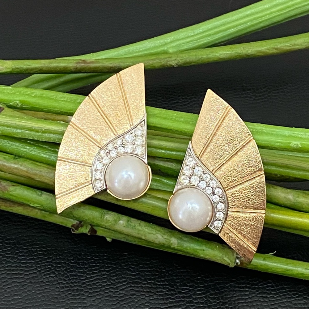 Vintage PARKLANE Brushed Gold-tone Rhinestones Faux Pearl Fan Earrings 16.1g